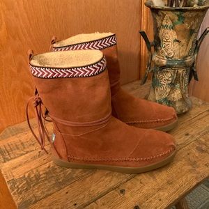 NWT 🌹TOMS🌹NEPAL🌹BOOTS SIZE 6.5 CHESTNUT COLOR
